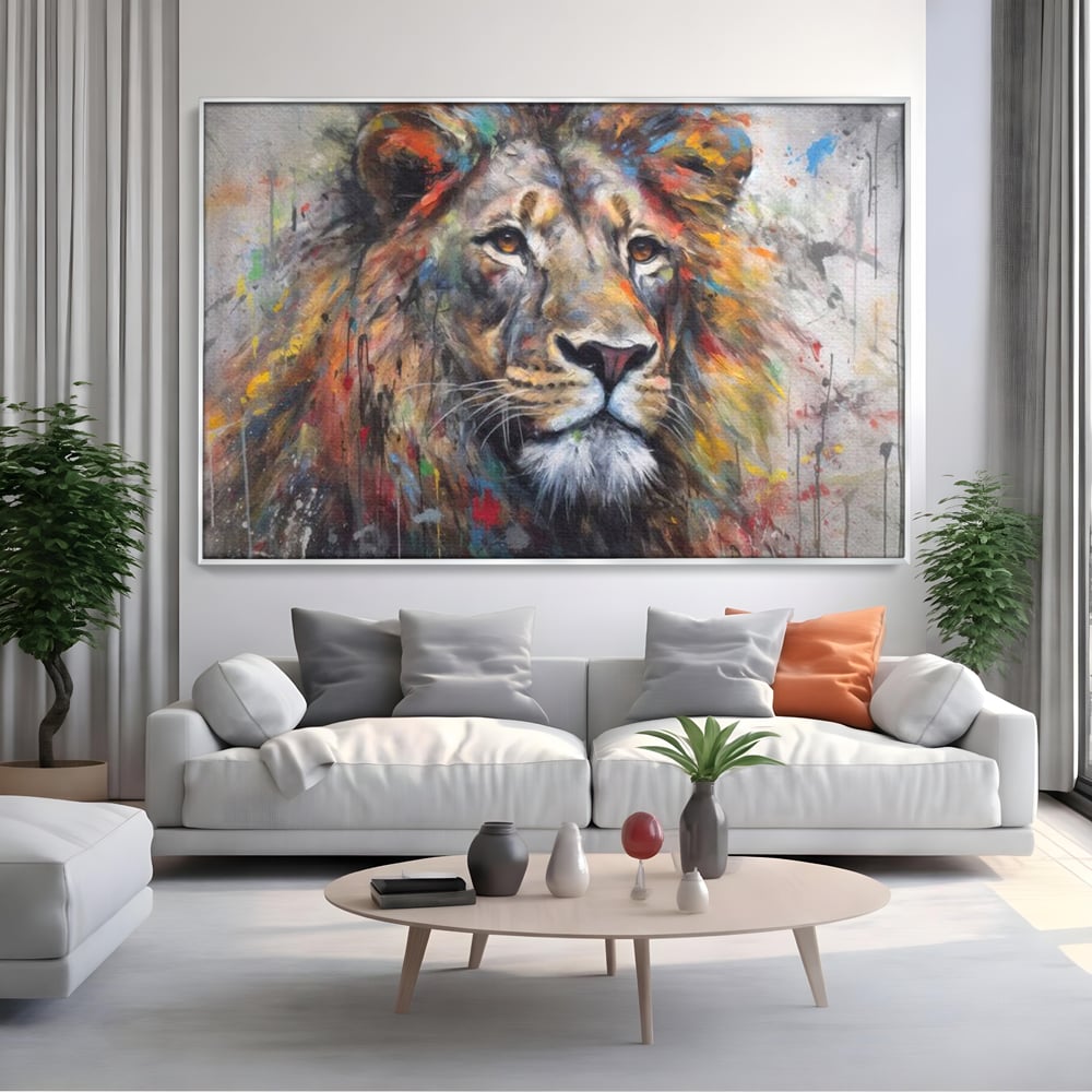 Tablou canvas cu tablou canvas cu leu colorat, in rama de aluminiu argintiu, pe perete intr-un living